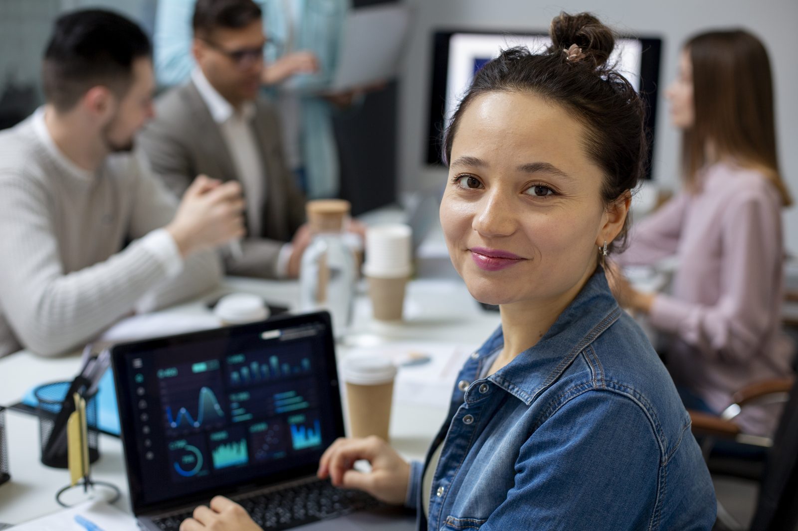 Profissional utilizando a plataforma Softwareby em um ambiente de trabalho colaborativo